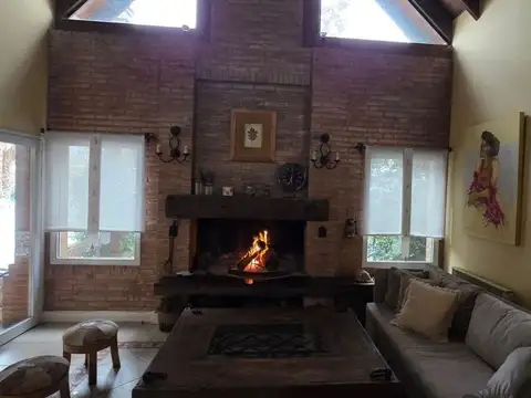 Casa en Alquiler con 1 cochera