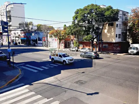 MONOAMBIENTE DIVISIBLE EN ESQUINA AL FRENTE, SUPER LUMINOSO, IMPECABLE