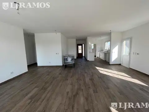 Casa 6 ambientes con 2 baños