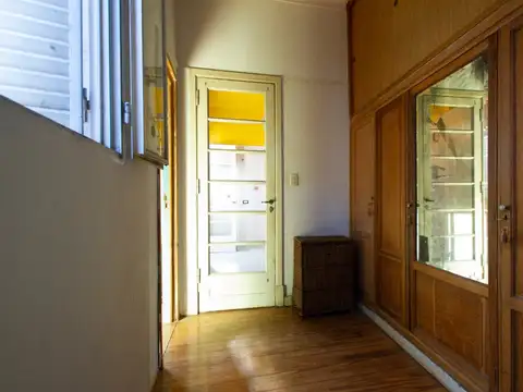 EXCELENTE DEPTO. 4 AMB. C/DEPENDENCIA Y BALCON  EN MUY BUEN ESTADO