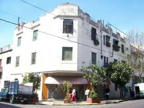 1 1/2 ambiente al frente. Por escalera. Excelente estado