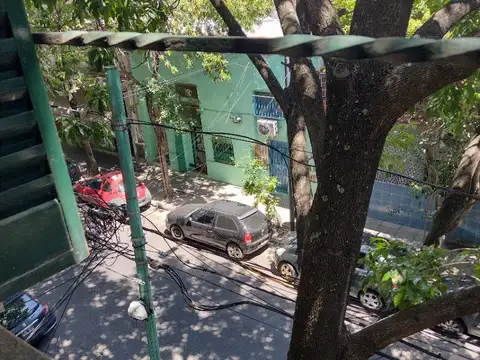 1 1/2 ambiente al frente. Por escalera. Excelente estado