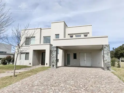 Casa en Venta con 2 cocheras