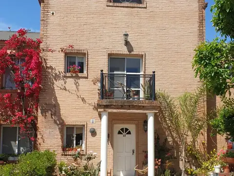 CASA 3 DORM., GALERIA y JARDIN EN VENTA EN PILAR