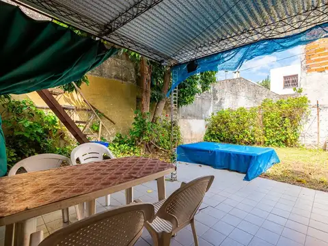 CASA EN VENTA 2 DORMITORIOS CON COCHERA