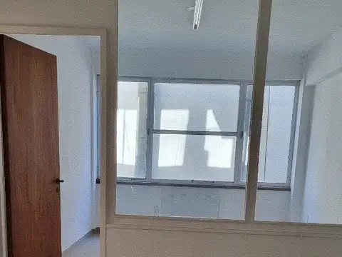 Excelente OFICINA de 125 mts al Contrafrente. Doble Entrada. Baño y Office. IMPECABLE!