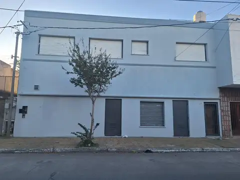 Alquiler de local de 100 mts con cochera y patio