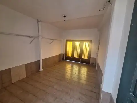 Alquiler de local de 100 mts con cochera y patio