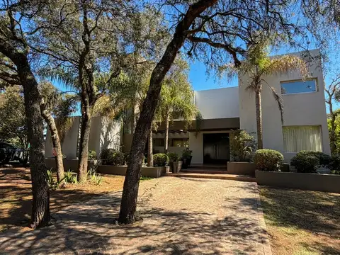 En Venta Casa de categoría en Lomas de la Carolina