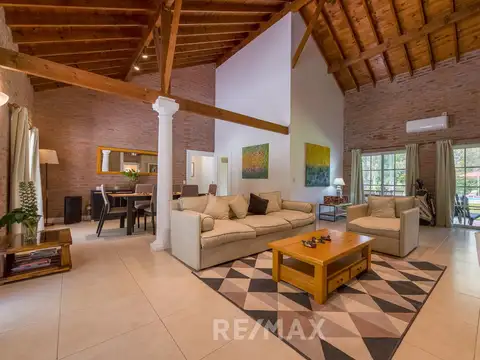 Casa en Venta con 2 cocheras