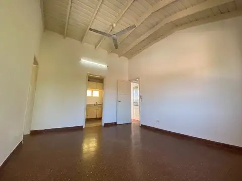 Alquilo PISO ÚNICO 2 ambientes 57m2 frente cocina y lavadero. SIN EXPENSAS.-