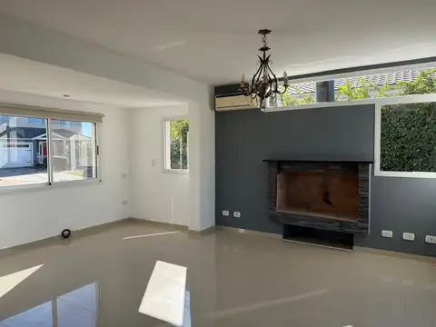 Casa en Alquiler con 1 cochera