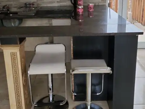 VENTA Casa con dos departamentos  de 3amb C/U en Castelar Norte