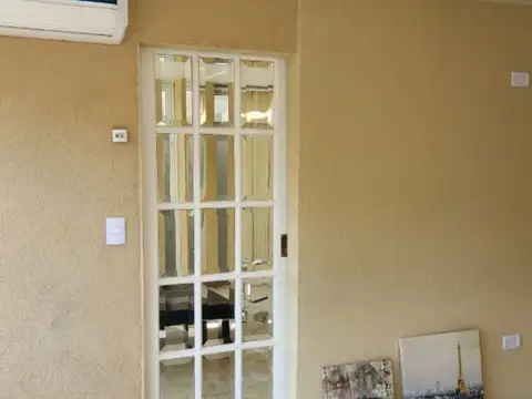 VENTA Casa con dos departamentos  de 3amb C/U en Castelar Norte