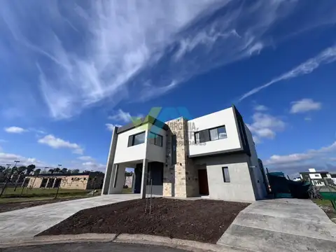 Casa moderna en dos plantas con pileta y lote de 700m2 - Pilar del Este