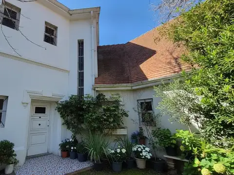 Casa en Venta en esquina en Martínez de Vías a Libertador