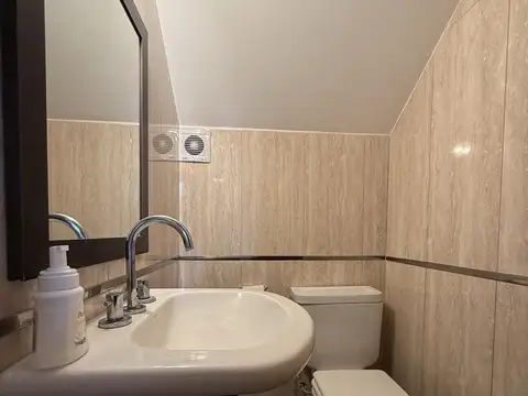 Casa 8 ambientes con 6 baños