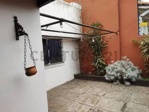 Venta PH 2 Ambientes Bernal al Frente Patio