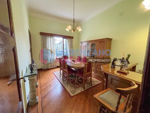 HERMOSA CASA DE 4 AMBIENTES SOBRE LOTE 9.57 X 26.86 - BARRIO DE AGRONOMIA