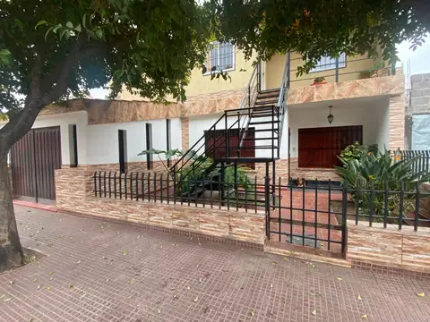 CASA + 2 DEPARTAMENTOS – B° PARQUE LICEO SECC II