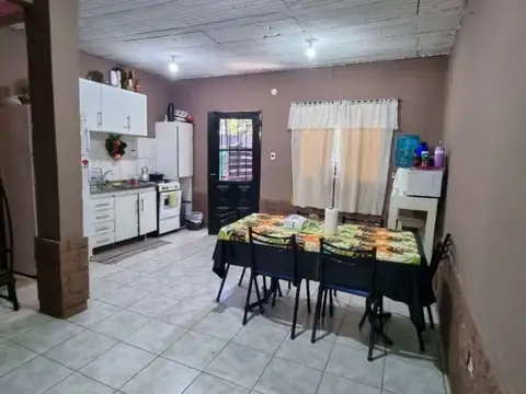 Casa 4 ambientes con 2 baños