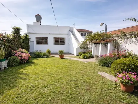 CASA PARA 2 FAMILIAS EN VENTA LANUS COCHERA JARDIN