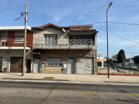 Casa 7 ambientes con 2 baños