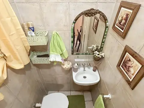 Departamento frente de 7 ambientes con dependencia y balcon