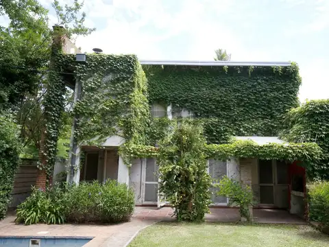 CASA EN VENTA EN CITY BELL 4 DORMITORIOS