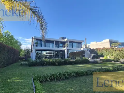 Casa en Alquiler con 4 cocheras