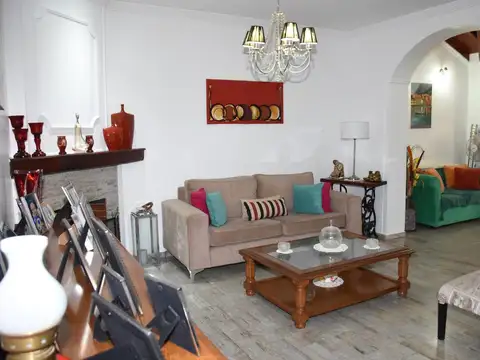Casa en Venta con 2 cocheras