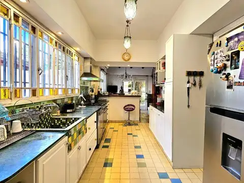 Casa 8 ambientes con 6 baños