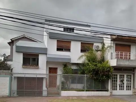 Hermoso chalet 5 amb con cra. jardín y entrada p/auto