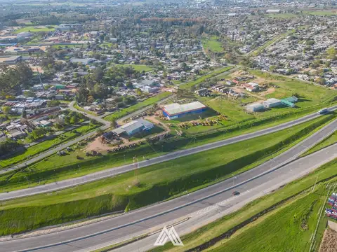 VENTA DE TERRENO CON DEPÓSITOS-OFICINAS RUTA 1