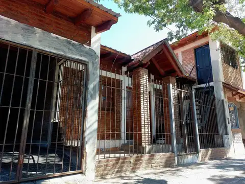 CENTURY 21 LÓPEZ VENDE AMPLIA PROPIEDAD, CASA CON SALÓN  Y DEPARTAMENTO INDEPENDIENTE EN GUAYMALLÉN
