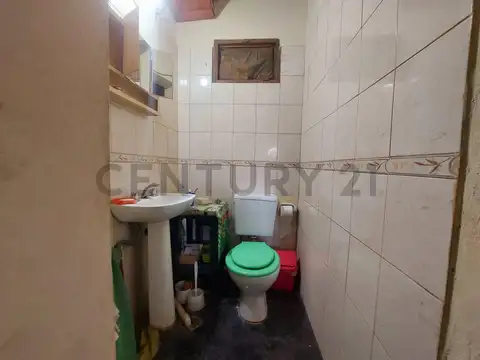 CENTURY 21 LÓPEZ VENDE AMPLIA PROPIEDAD, CASA CON SALÓN  Y DEPARTAMENTO INDEPENDIENTE EN GUAYMALLÉN