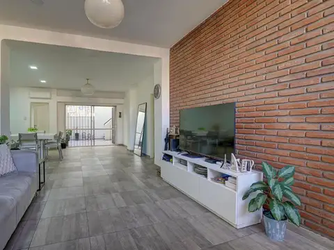 Venta Casa 3 ambientes refaccionada con patio, terraza, quincho, playroom, cochera