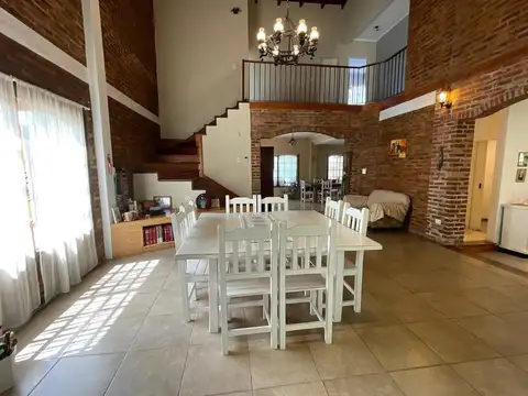 APTO CREDITO! Chalet 5amb, c/ Pileta- Barrio Montecarlo