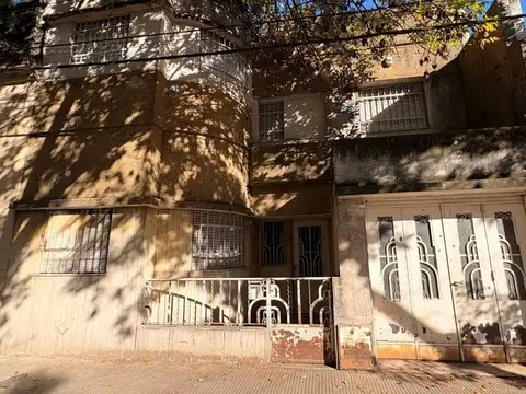 CASA EN VENTA 6 DORMITORIOS COCHERA ABASTO
