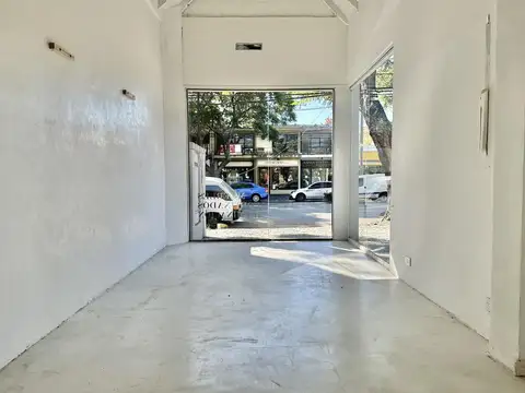 Imponente local en esquina con oficinas en alquiler sobre Av. Libertador en Acassuso.