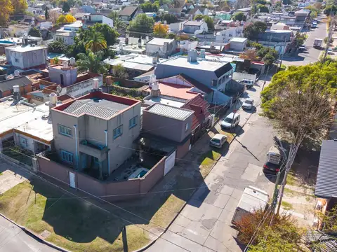Casa 6 ambientes con 2 baños