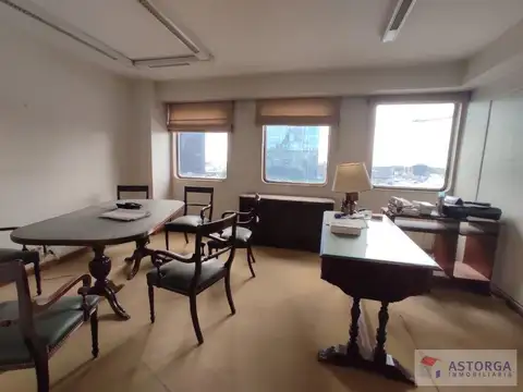 Oficina 16 ambientes con 4 baños