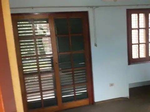 EN VENTA CHALET EN EL PALOMAR SOBRE LOTE DE 10 X 23, CUENTA CON 3 DORMITORIOS - FICHA 6159