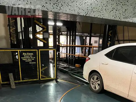 Maipú 900 esq. Marcelo T. de Alvear Cochera c/ servicio las 24hs. A mtrs. Pza. Gral. San Martín