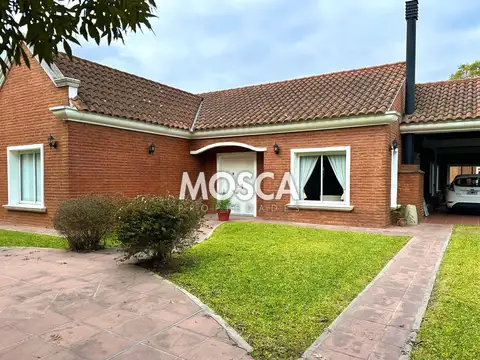 Casa con piscina en venta barrio privado El Resuello