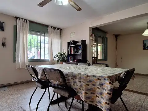 Casa 5 ambientes con 2 baños