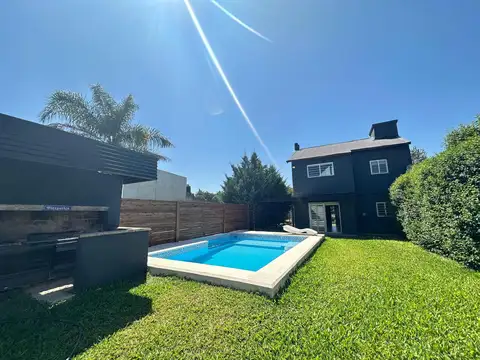 ALQUILER: Casa de dos dormitorios, jardín y pileta en Pueblo Andino.