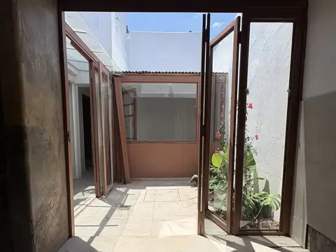 Casa 6 ambientes con 2 baños