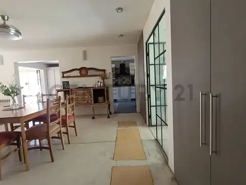Casa 9 ambientes con 4 baños