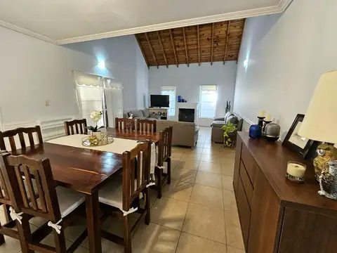 Casa 5 ambientes con 3 baños